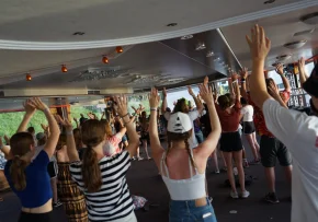 Jugendliche feiern und tanzen auf dem Jugendkirchentag 2022